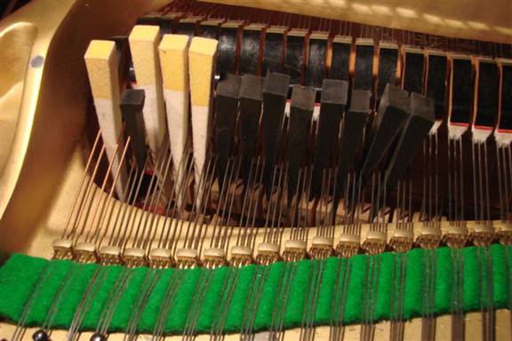 Muting of a series of three string string-sets on a grand piano using multiple mutes