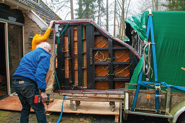 Unloading the course piano