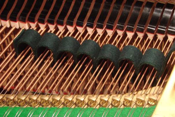 Суконные ленты различной толщины используются главным образом при работе с роялем