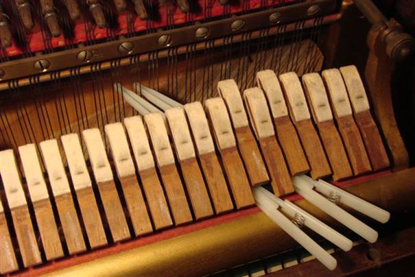Пластмассовый обратный пинцет хорош для работы в высоком регистре пианино на самых коротких струнах, где обычные демпферы не помещаются